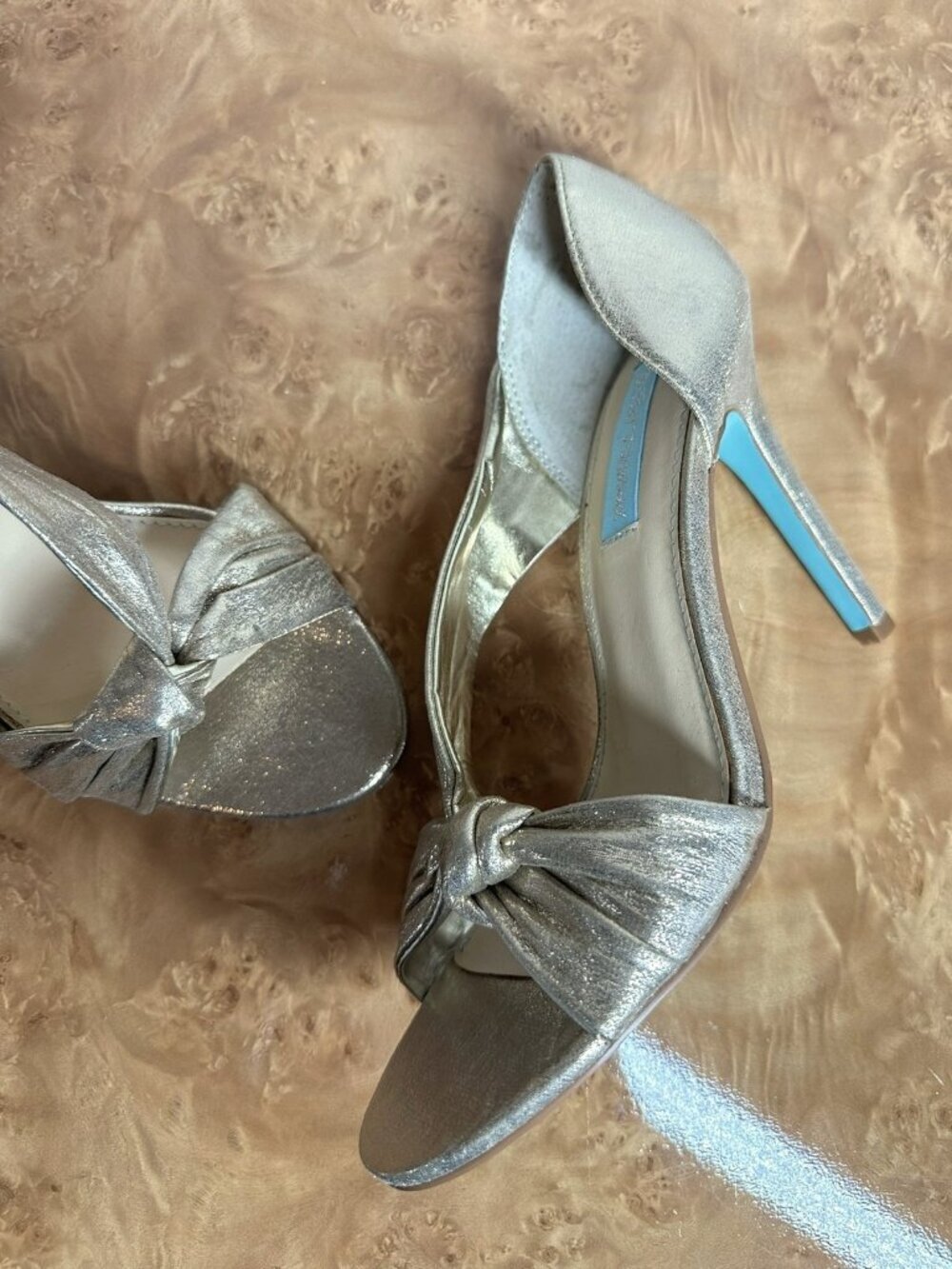 NEW Betsey Johnson Abi Gold Metallic Bow Heels D’Orsay Stiletto Pumps Size 8 M